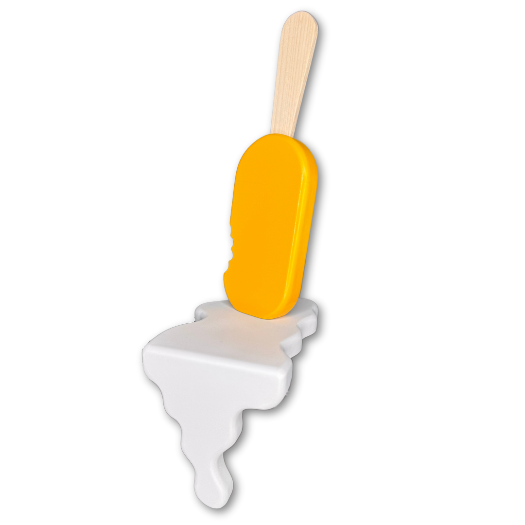 Scultura pop in legno di un gelato arancione con morso su base sciolta bianca, firmata GianTarlo, design ironico e artigianale esclusivo Mycrom Art.