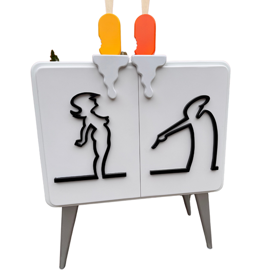 Mobile in legno bianco con sagome nere di Mr. Linea e fidanzata in posa ironica, design firmato GianTarlo, realizzato a mano, stile pop e moderno.