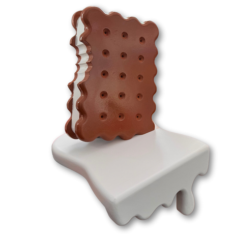 Scultura in legno a forma di biscotto gelato morsicato e sciolto, realizzata a mano dall’artista GianTarlo per la collezione Wowood by Mycrom Art.