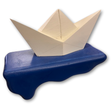Scultura in legno di una barchetta a vela su onda blu colante, creata a mano da GianTarlo per la Collezione Wowood di Mycrom Art, esemplare unico da 25 cm.