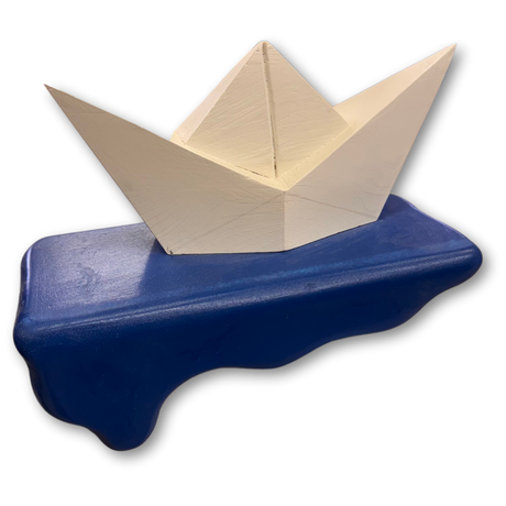 Scultura in legno di una barchetta a vela su onda blu colante, creata a mano da GianTarlo per la Collezione Wowood di Mycrom Art, esemplare unico da 25 cm.