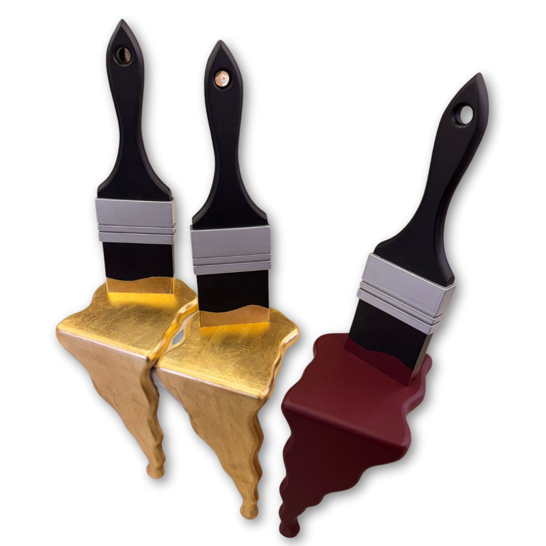 Sculture in legno a forma di pennelli con vernice colante in oro e granata, realizzate a mano da GianTarlo per la collezione Wowood di Mycrom Art.