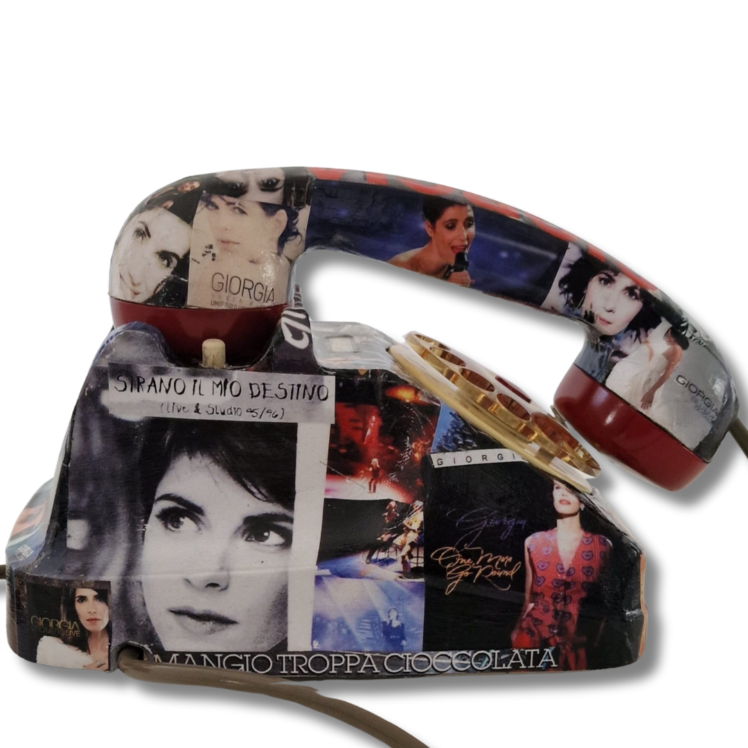 Lato sinistro telefono artistico Giorgia con immagini e testi