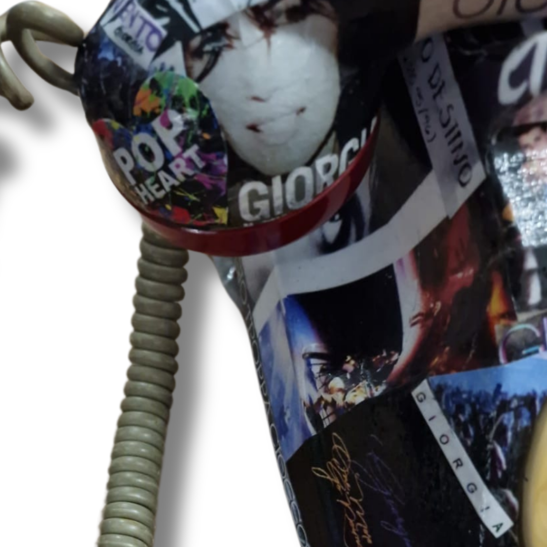 Dettaglio laterale telefono Giorgia con scritte e immagini