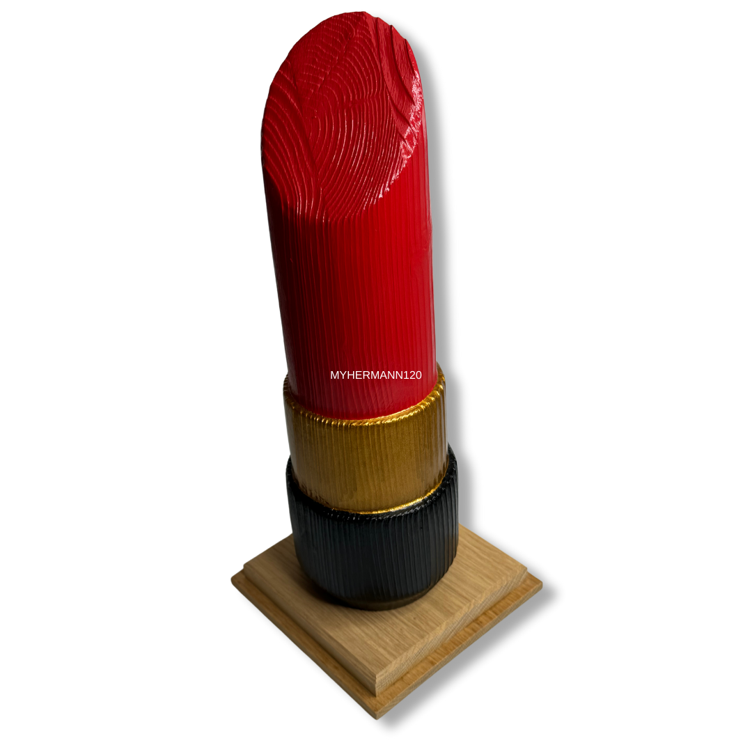 Scultura in legno a forma di rossetto, opera limitata firmata da Johnny Hermann.