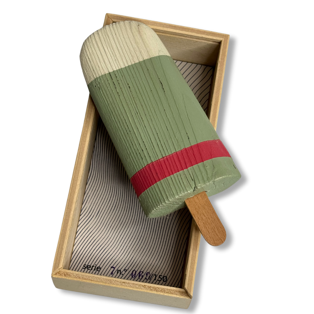 Gelato in legno verde e rosso fuori dalla scatola