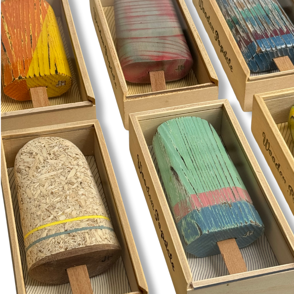 Dettaglio collezione gelati in legno colorati in scatole