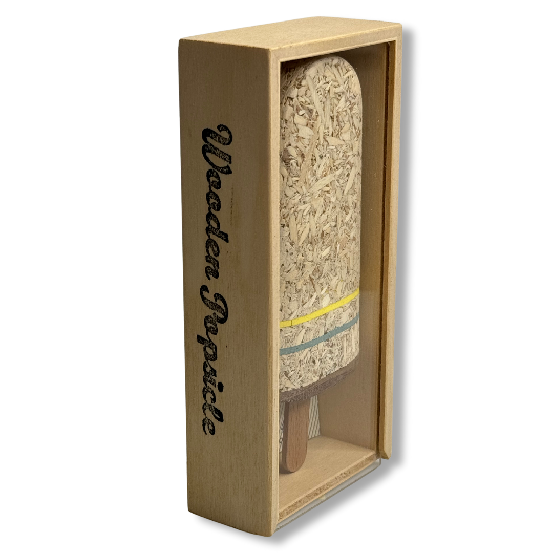 Scatola con scritta 'Wooden Popsicle' e gelato in legno