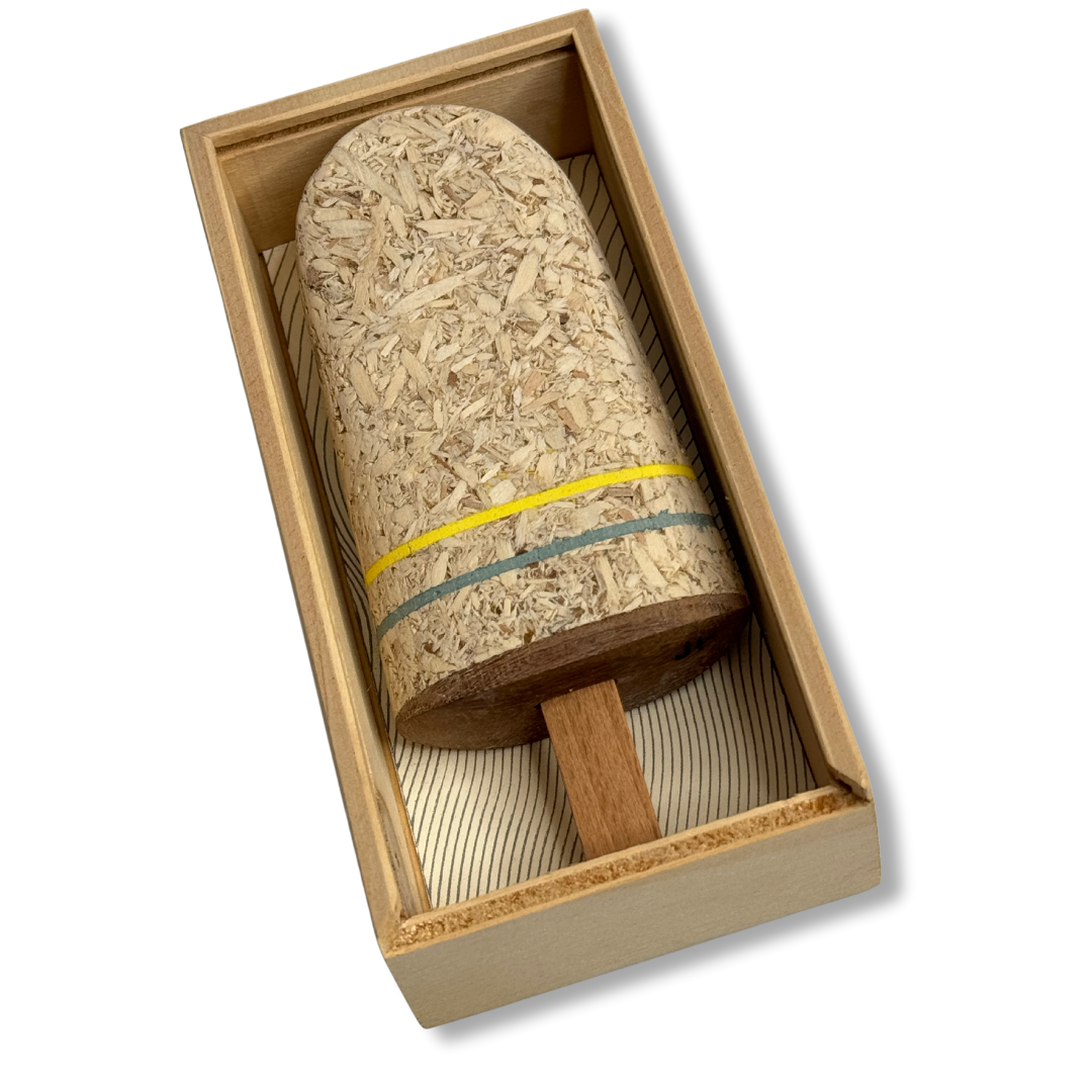 Gelato in legno con dettagli gialli e verdi nella scatola