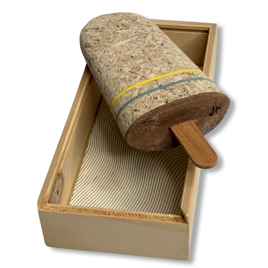 Gelato in legno parzialmente estratto dalla scatola