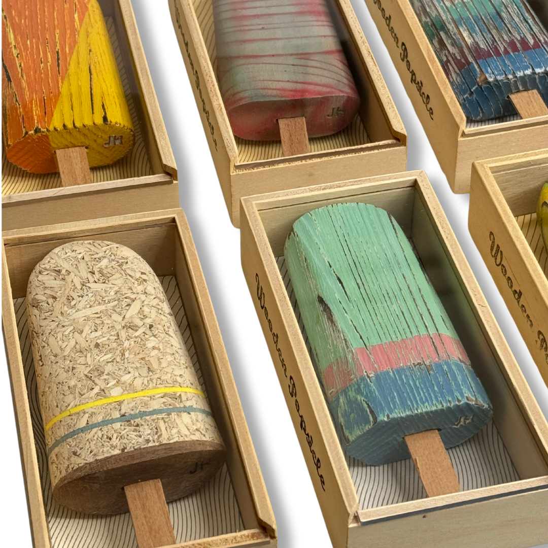 Dettaglio di gelati in legno colorati in scatole