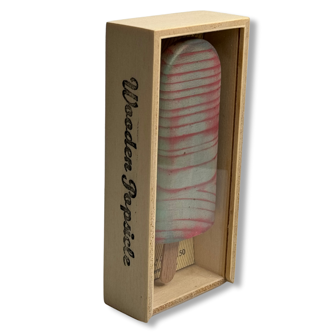 Scultura gelato in legno con scritta 'Wooden Popsicle'