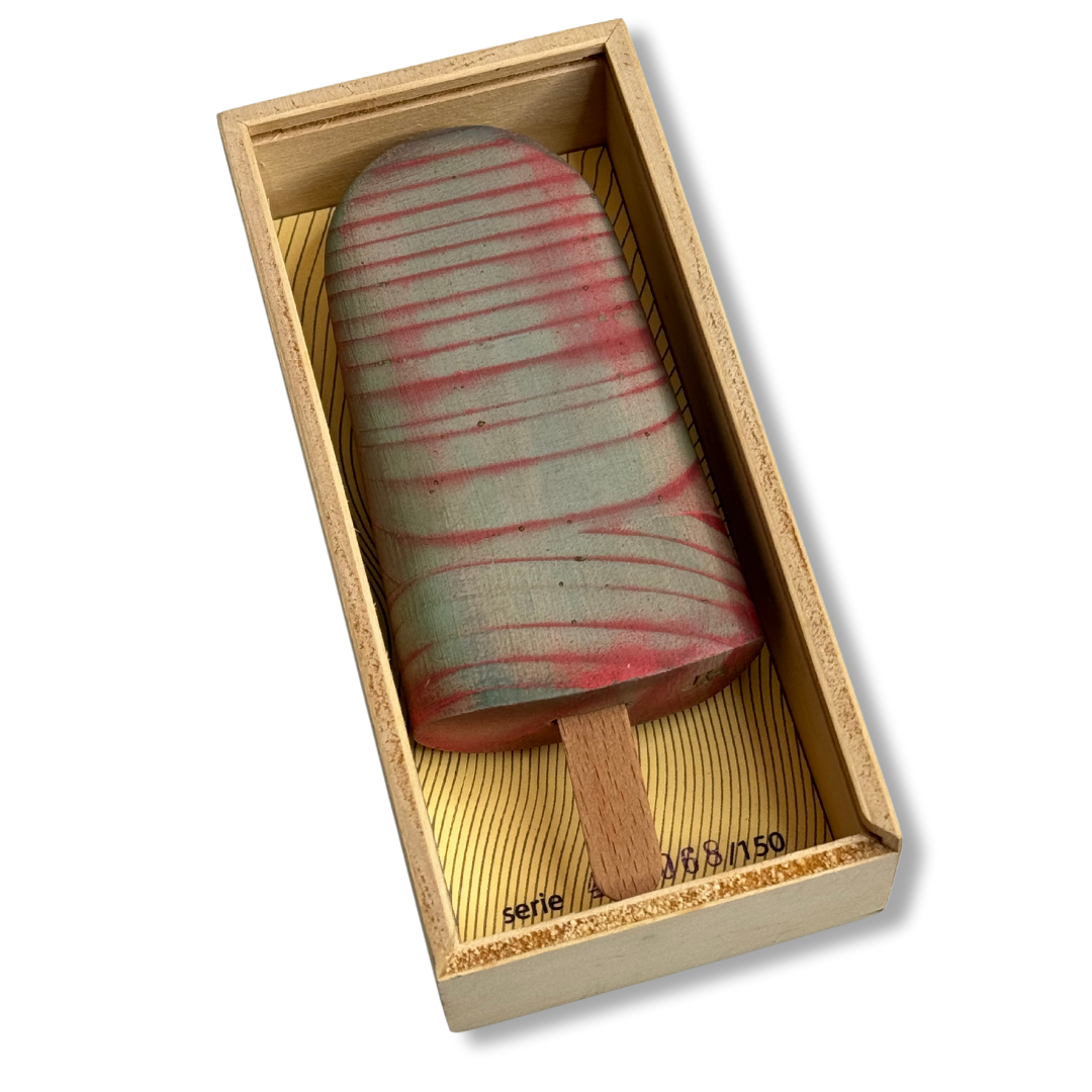 Gelato in legno rosso-verde in scatola aperta