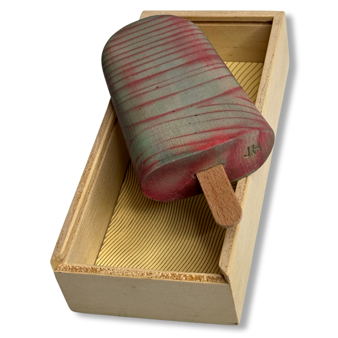 Dettaglio gelato in legno rosso-verde in scatola