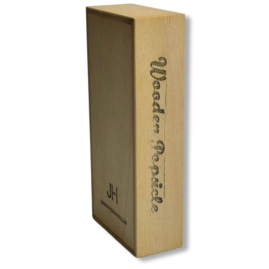 Scatola in legno con scritta 'Wooden Popsicle' e logo Johnny Hermann