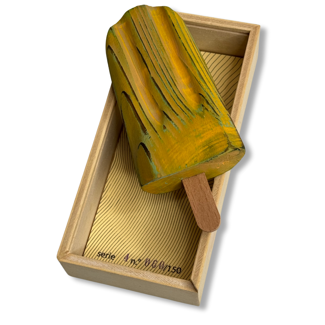 Scultura gelato in legno giallo-verde, parzialmente fuori dalla scatola