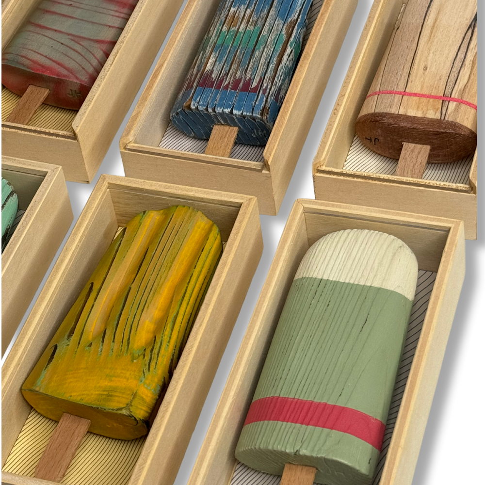 Dettaglio di sculture gelato in legno, vari colori in scatole