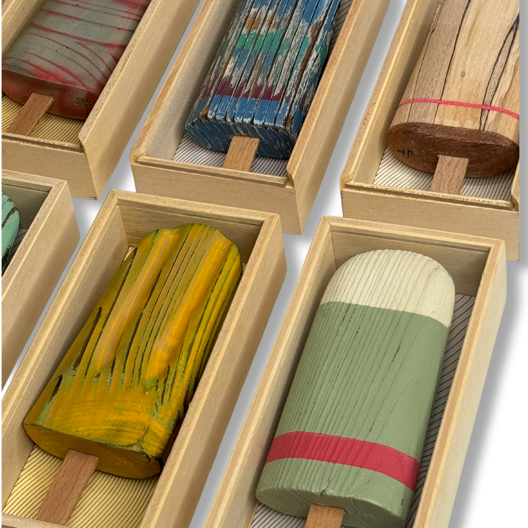 Dettaglio di sculture gelato in legno, vari colori in scatole