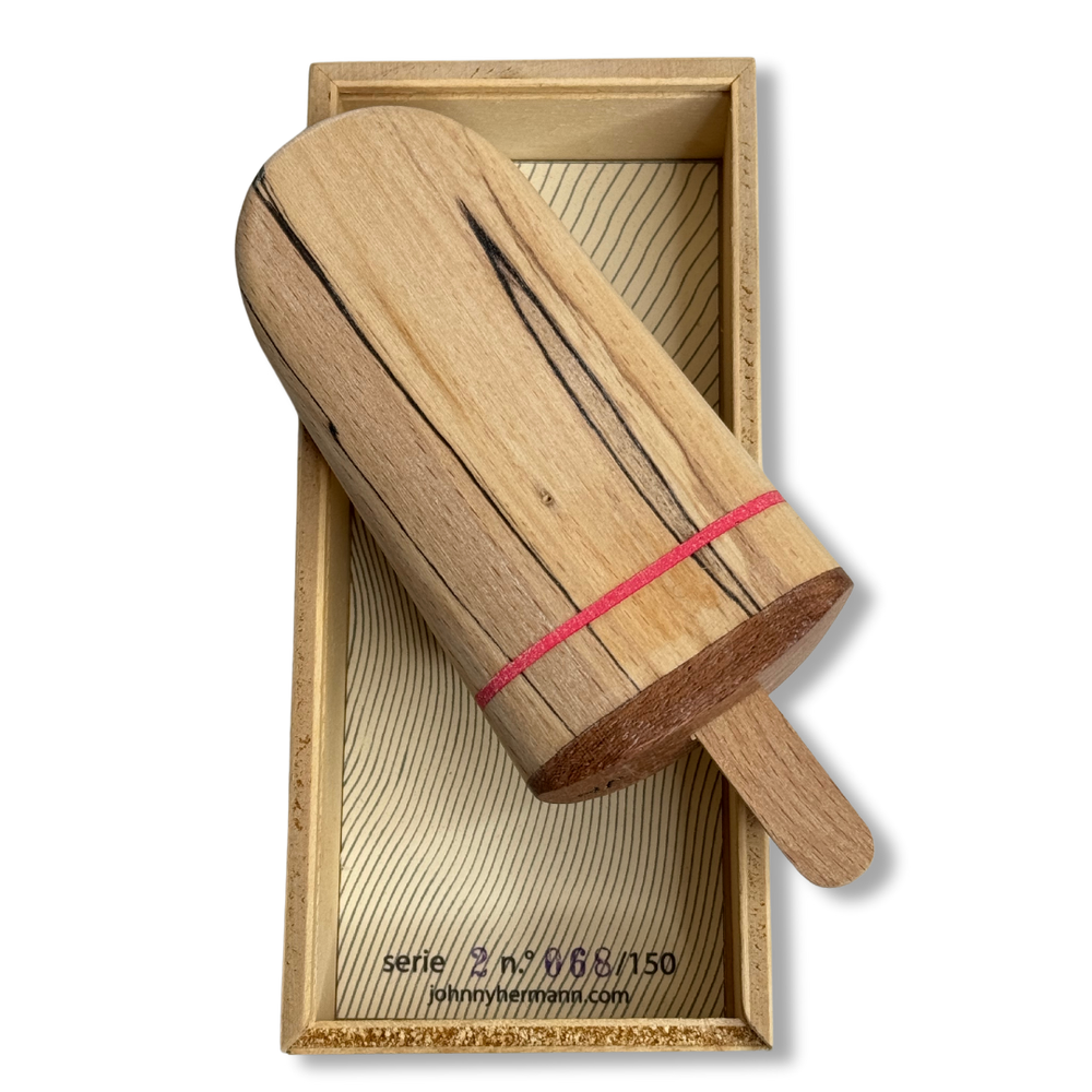 Dettaglio scultura Pinguino Gelato in legno, edizione limitata