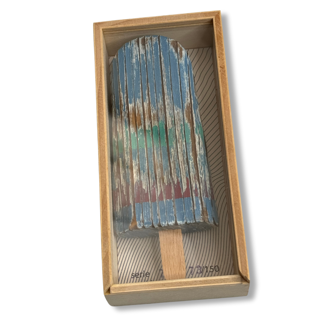 Gelato pinguino in legno blu-verde in confezione aperta