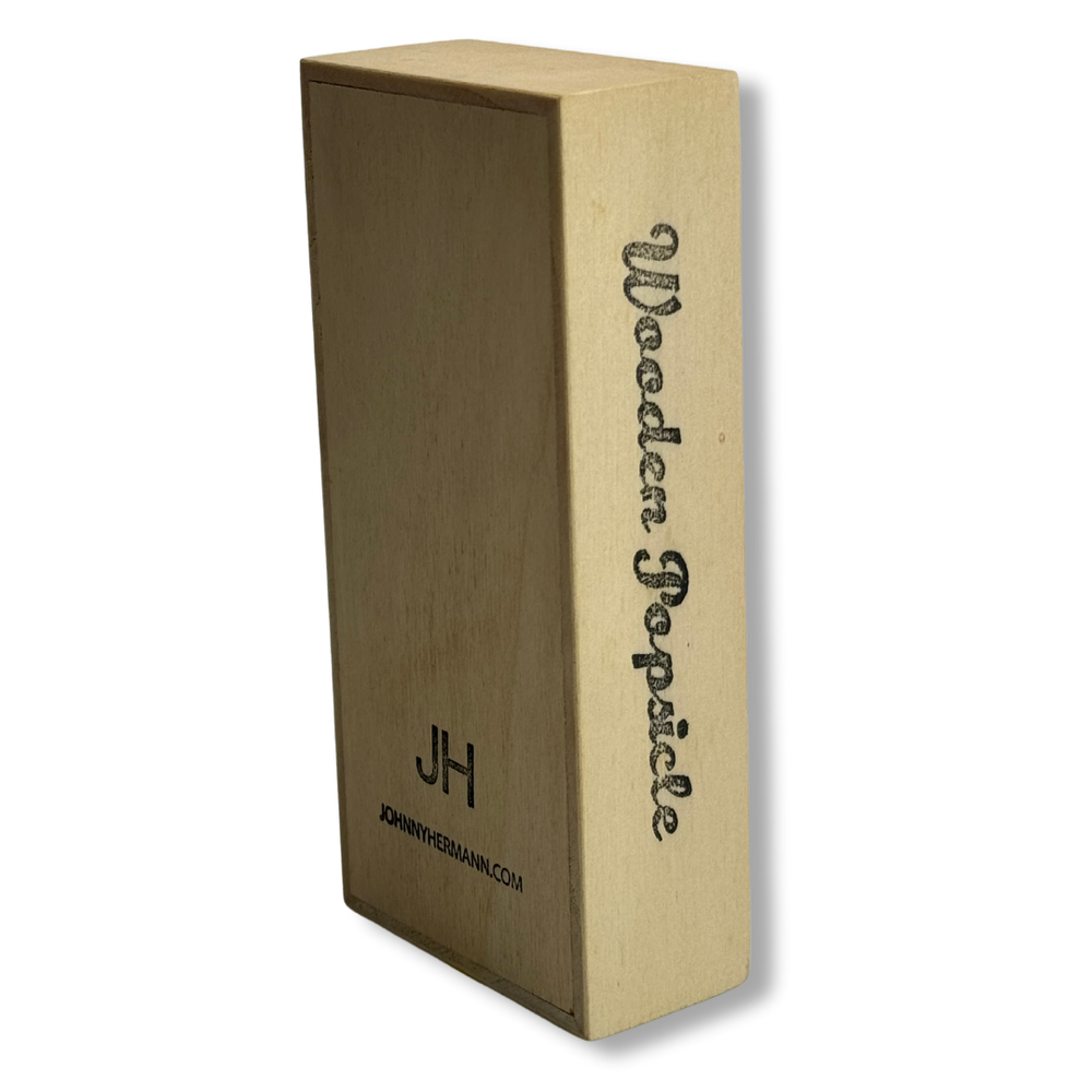 Scatola in legno con incisione 'Wooden Popsicle' e logo JH