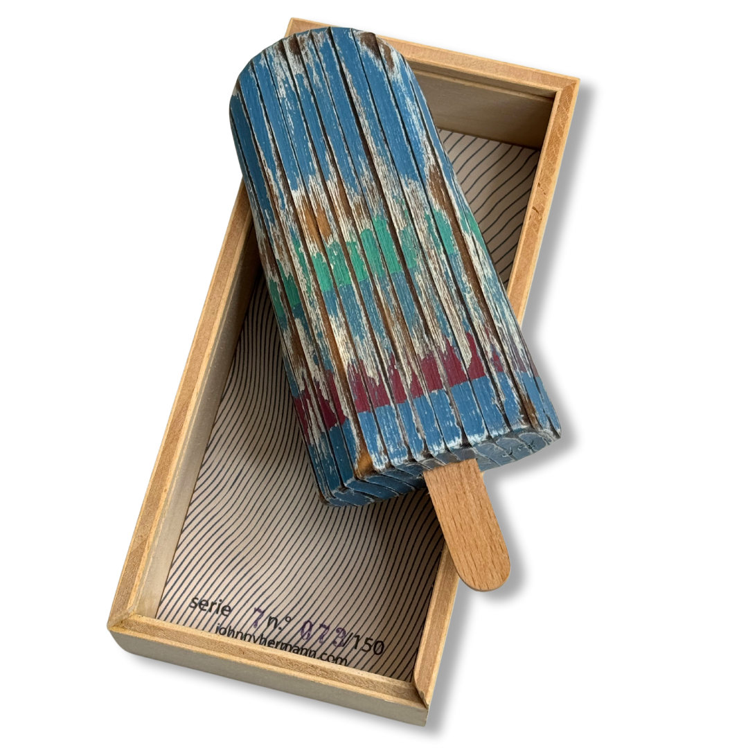 Gelato pinguino in legno blu-verde fuori dalla scatola