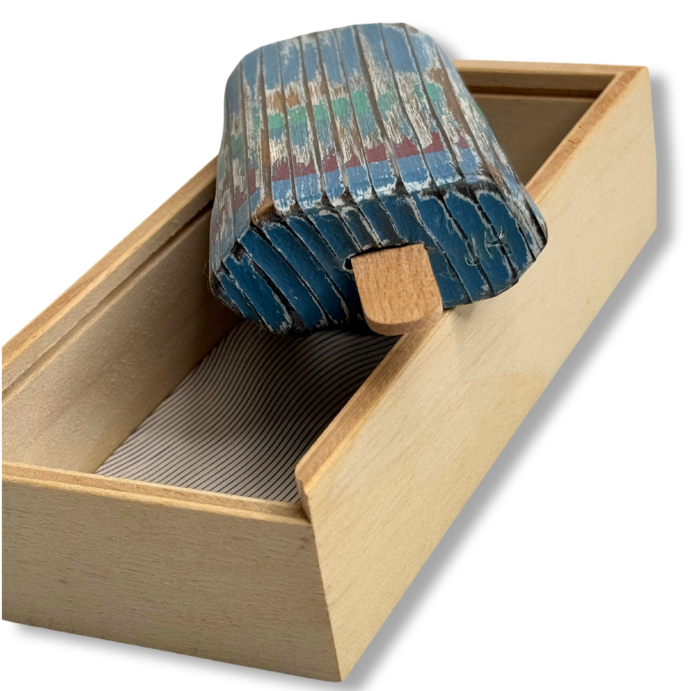 Dettaglio gelato pinguino in legno blu-verde in scatola