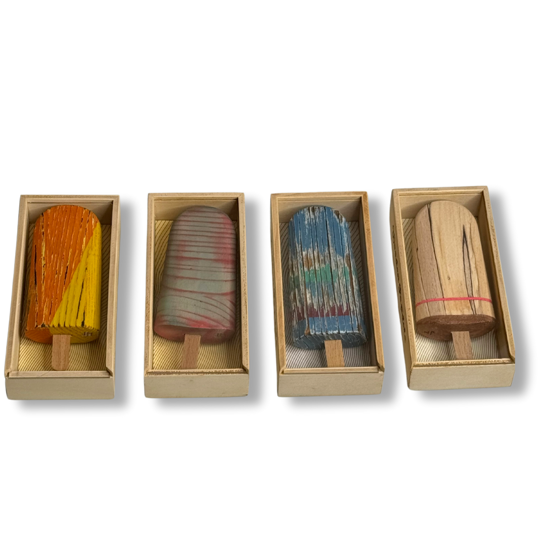 Quattro sculture gelato pinguino in legno in scatole