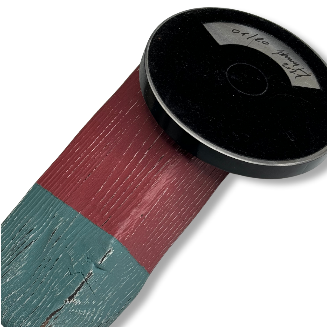 Scultura in legno e polvere di marmo "TOUT PASSE 2" di Johnny Hermann, edizione limitata e firmata. Pezzo di design artistico unico disponibile su Mycrom Art. Dal basso