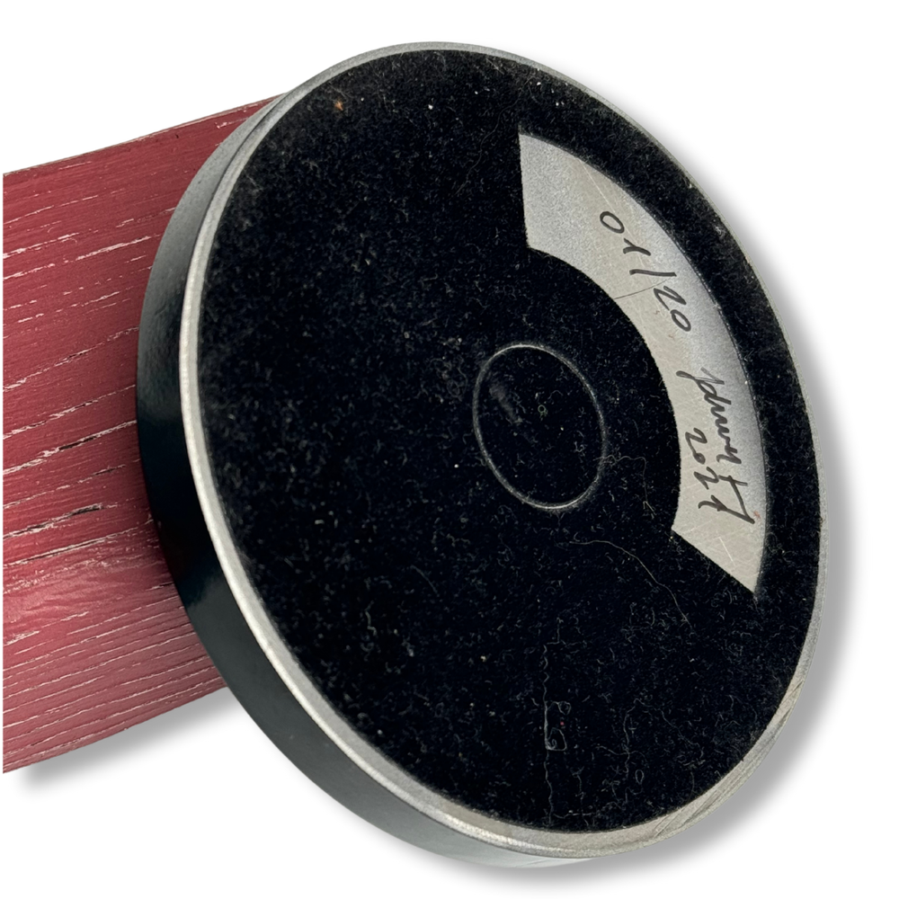 Scultura in legno e polvere di marmo "TOUT PASSE 2" di Johnny Hermann, edizione limitata e firmata. Pezzo di design artistico unico disponibile su Mycrom Art. Dettaglio