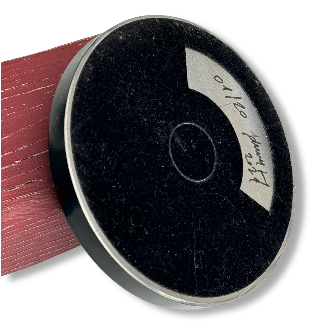 Scultura in legno e polvere di marmo "TOUT PASSE 2" di Johnny Hermann, edizione limitata e firmata. Pezzo di design artistico unico disponibile su Mycrom Art. Dettaglio