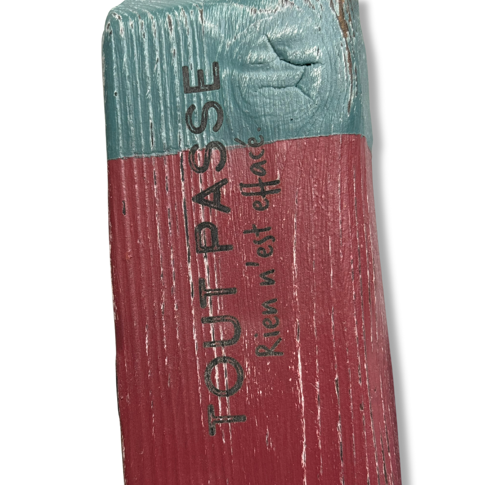 Scultura in legno "TOUT PASSE 3" firmata da Johnny Hermann, edizione limitata disponibile su Mycrom Art. Dettaglio