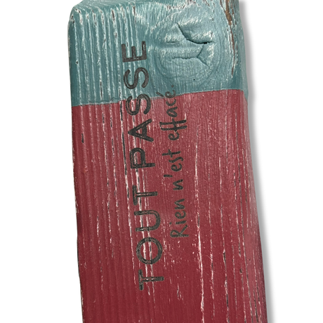 Scultura in legno "TOUT PASSE 3" firmata da Johnny Hermann, edizione limitata disponibile su Mycrom Art. Dettaglio