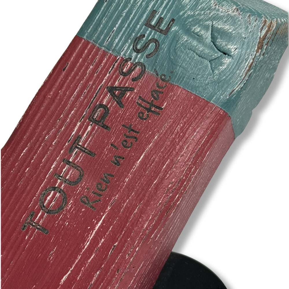 Scultura in legno "TOUT PASSE 3" firmata da Johnny Hermann, edizione limitata disponibile su Mycrom Art. Dettaglio laterale