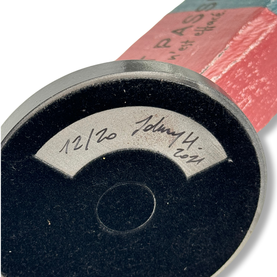 Scultura in legno "TOUT PASSE 3" firmata da Johnny Hermann, edizione limitata disponibile su Mycrom Art. Da sotto