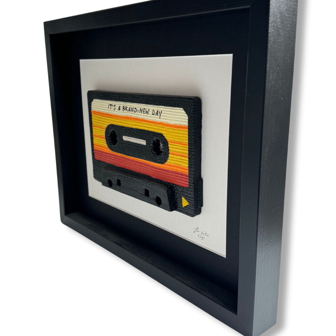 Vista laterale cassetta vintage incorniciata in legno