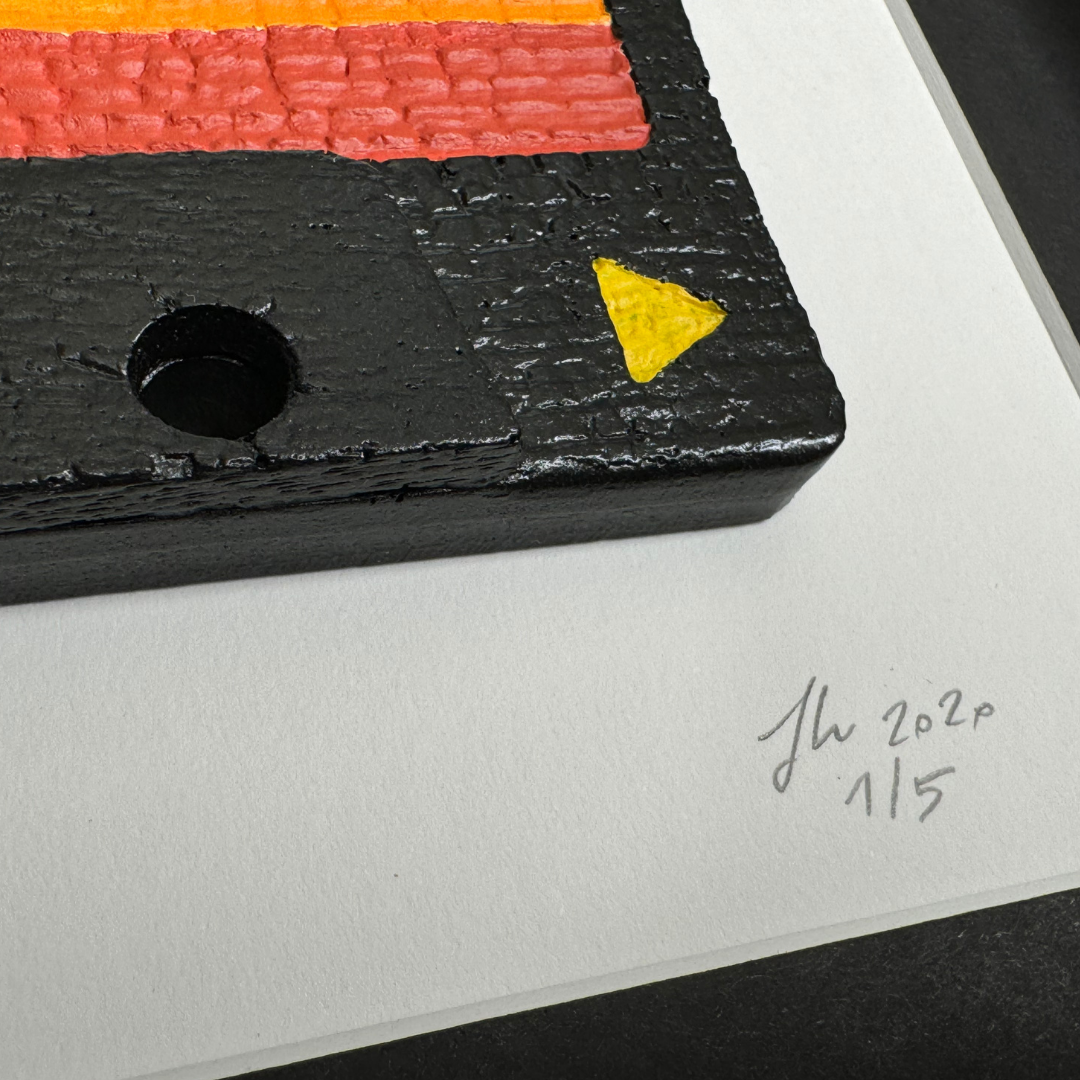 Dettaglio firma su cassetta vintage incorniciata in legno