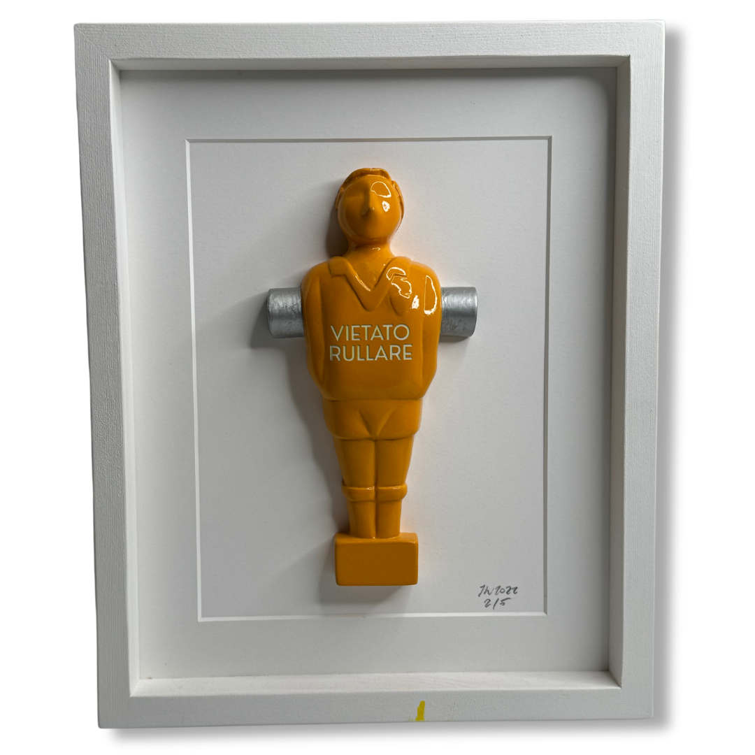 Omino calciobalilla arancione incorniciato frontalmente