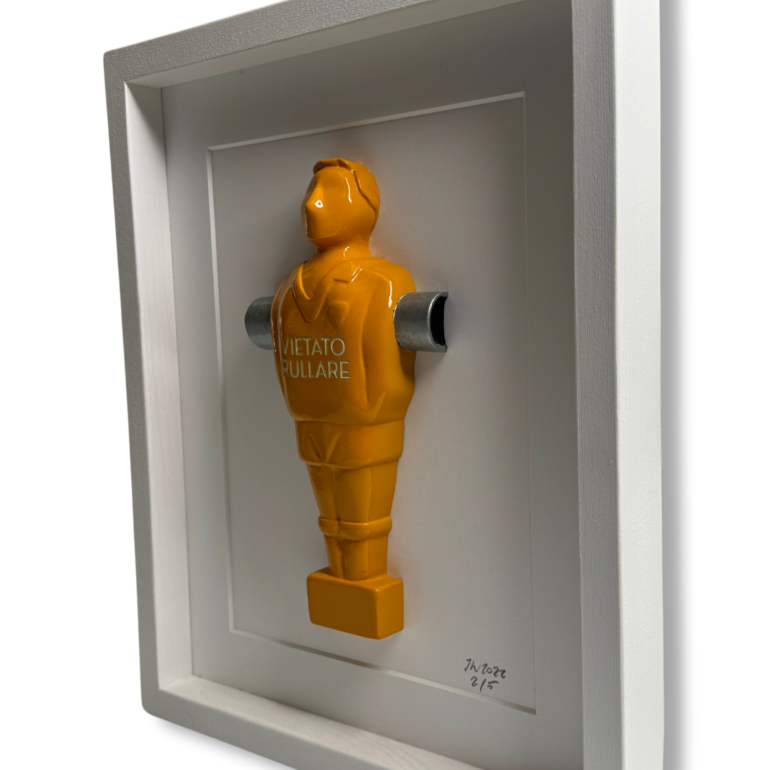 Scultura omino calciobalilla arancione incorniciata