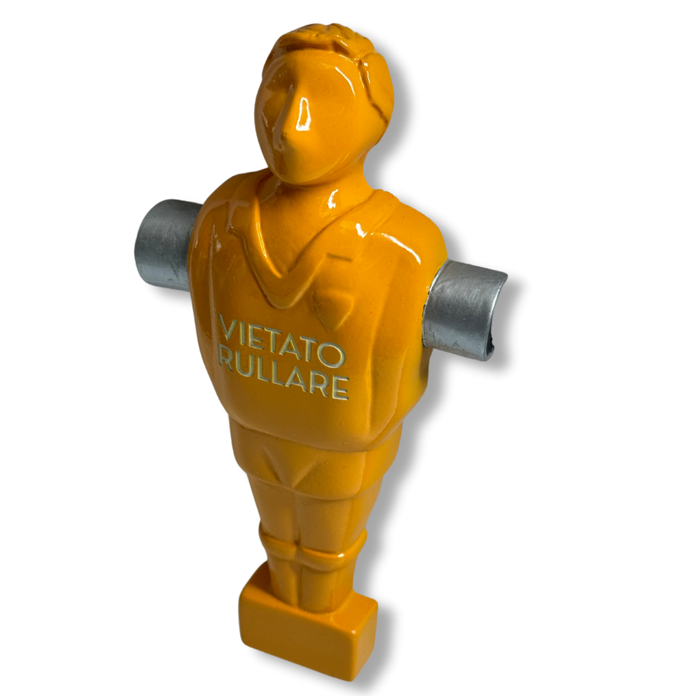 Omino calciobalilla arancione su sfondo bianco