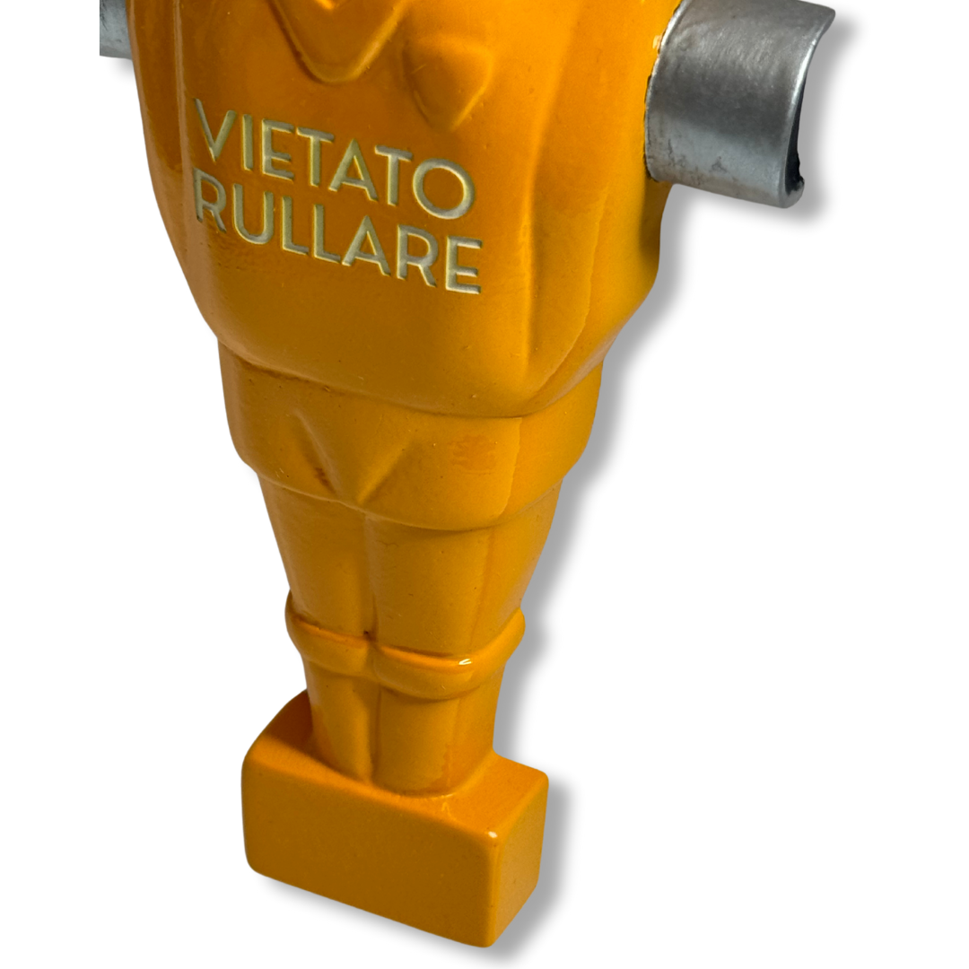 Particolare scritta su omino calciobalilla arancione