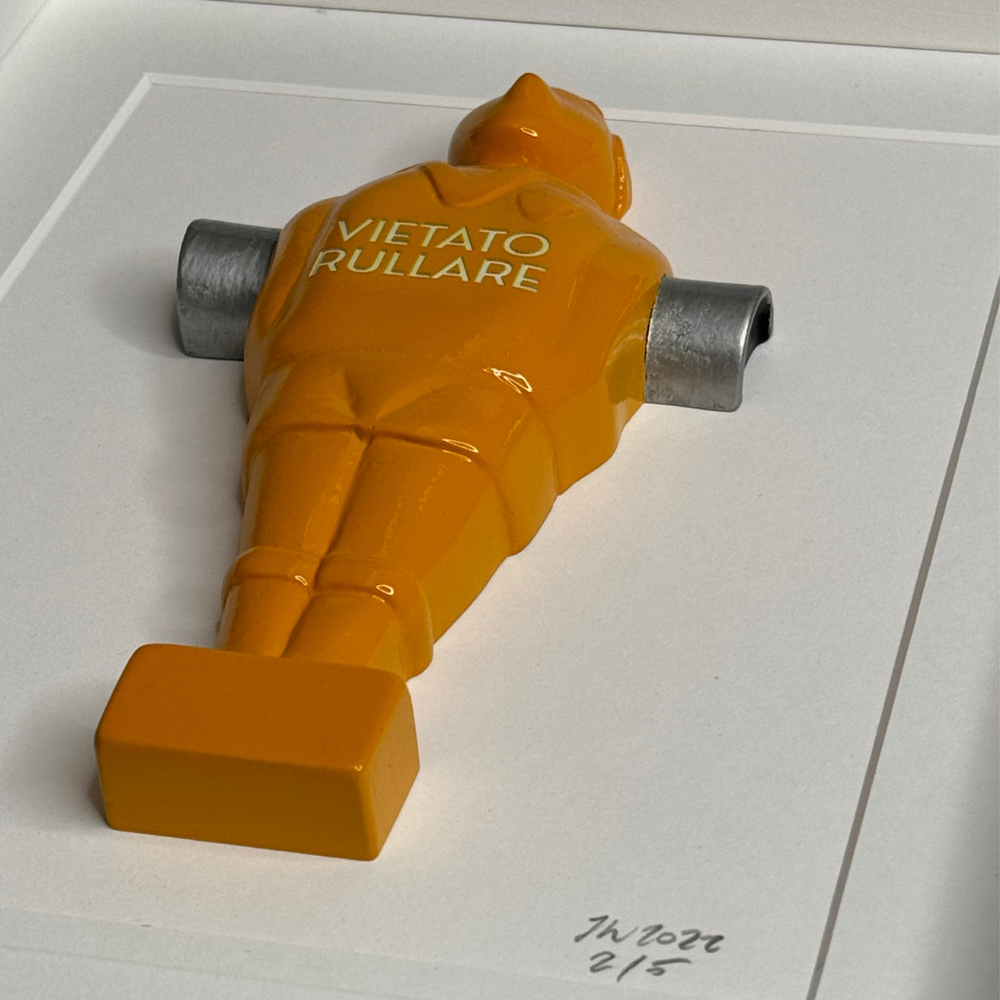 Dettaglio omino calciobalilla arancione con scritta