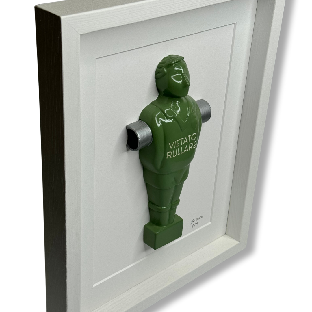 Vista laterale omino calciobalilla verde incorniciato