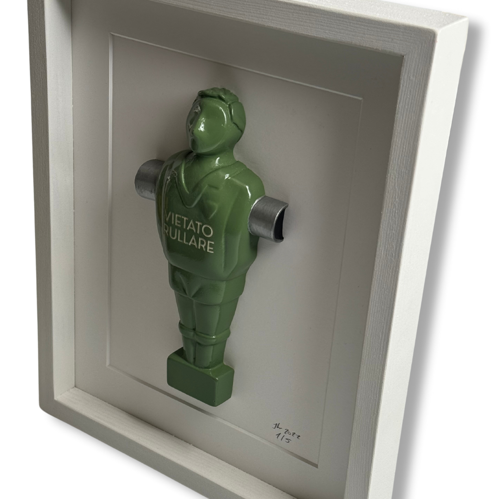 Scultura in legno omino calciobalilla verde incorniciato
