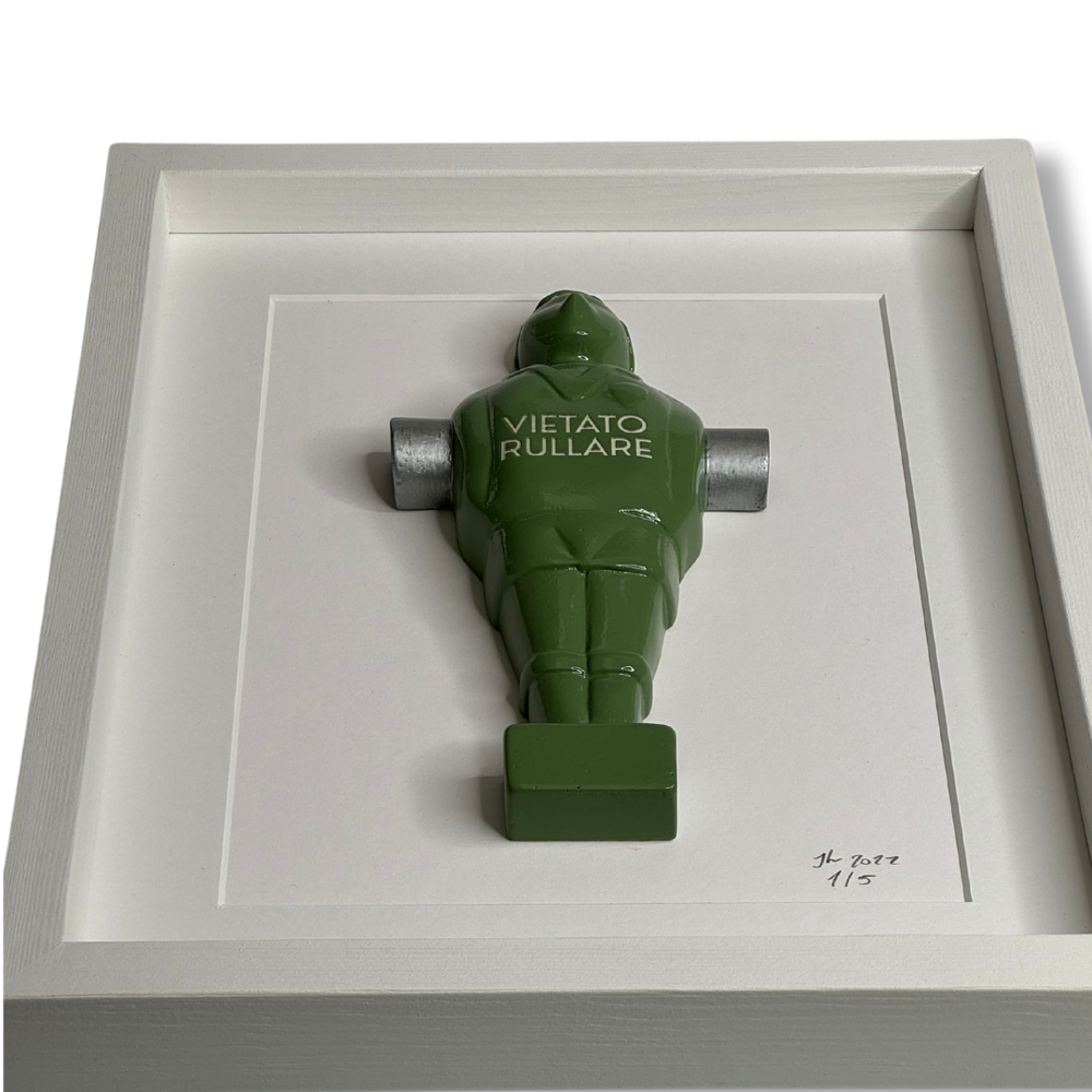 Dettaglio omino calciobalilla verde in cornice, Vietato Rullare