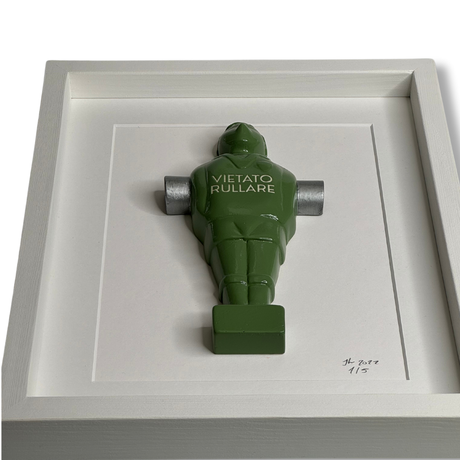 Dettaglio omino calciobalilla verde in cornice, Vietato Rullare