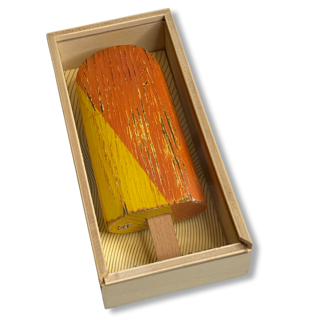 Pinguino Gelato in legno arancione e giallo aperto