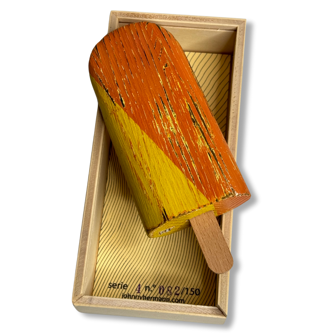 Pinguino Gelato in legno arancione e giallo inclinato