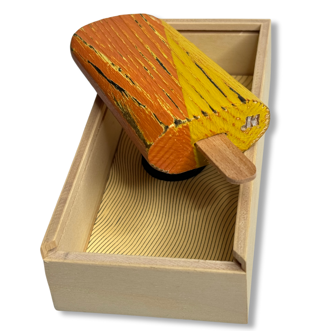 Vista inferiore Pinguino Gelato in legno in scatola