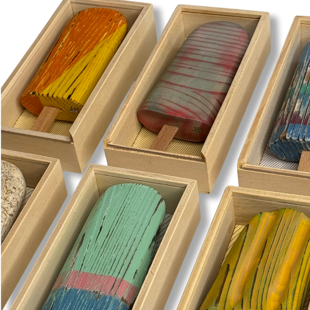 Dettaglio di diverse sculture Pinguino Gelato in legno